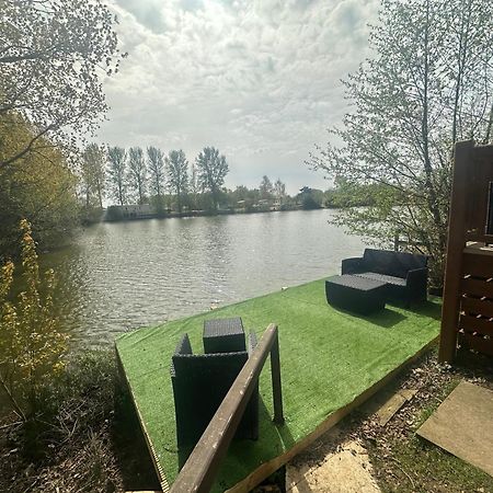 Rudd Lake Luxury Lakeside Lodge With Fishing & Hot Tub@Tattershall Kültér fotó