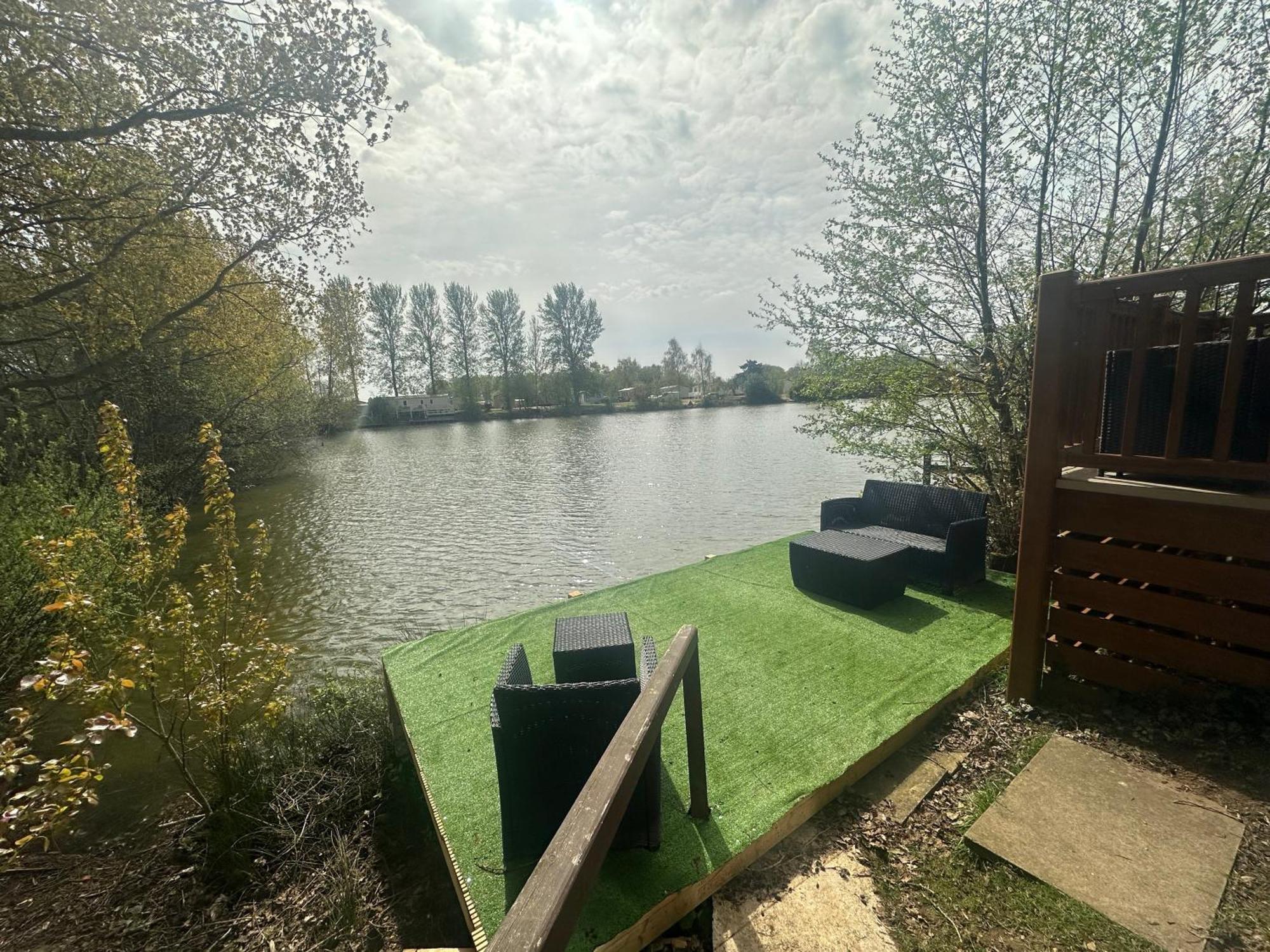 Rudd Lake Luxury Lakeside Lodge With Fishing & Hot Tub@Tattershall Kültér fotó